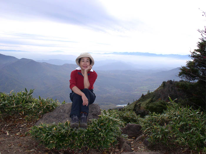 photo：遠くにアルプスの峰、下に古池・黒姫山山頂
