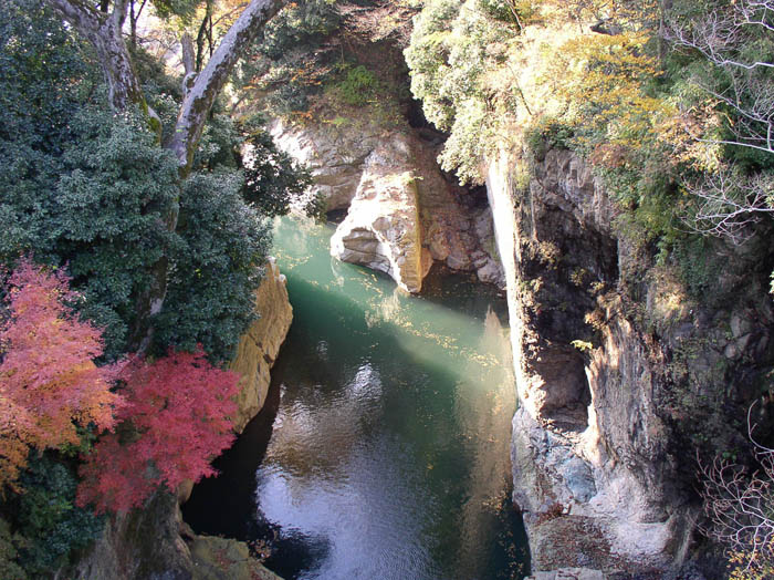 photo：猿橋から桂川の紅葉した渓谷を見下ろす