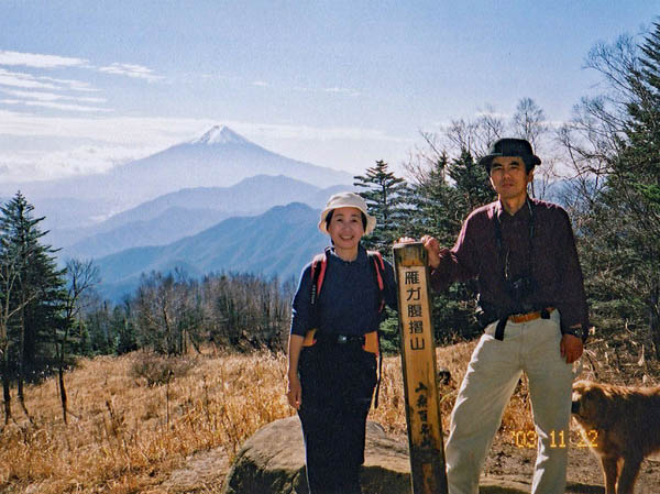 photo：山頂で,犬が写っている・雁ヶ腹摺山
