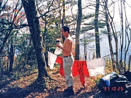 photo：汗をかき着替えるシャツやタオルをロープに掛け干す・丹沢山