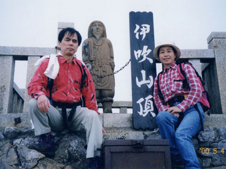 photo 伊吹山山頂で日本武尊像と・伊吹山