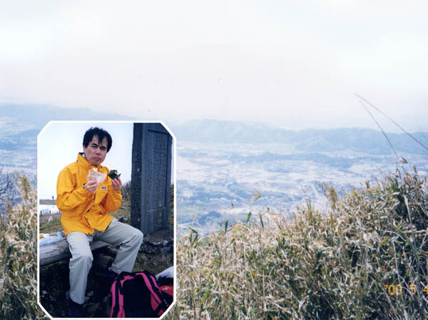 photo 山頂でおにぎりを食べる・伊吹山