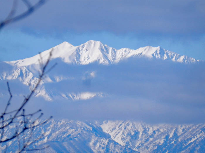 photo：木々の隙間から爺ヶ岳の山頂・斎場山,天城山