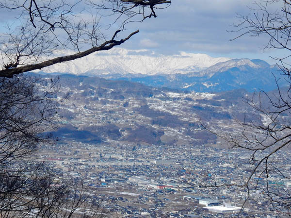 photo：虫倉山（右）と、雲に隠れたアルプス・妻女山から