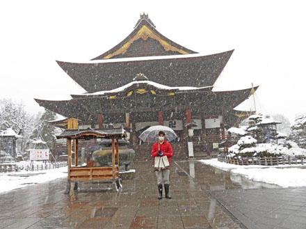 photo：雪の善光寺で