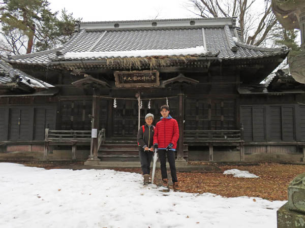 photo：城山の山頂（横山城主郭跡）に立つ県社