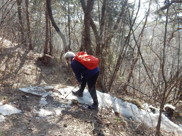 photo：地附山登山道上の氷を道脇に動かす