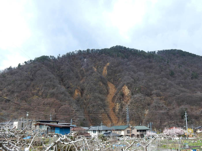 写真1崩れている旭山北東斜面