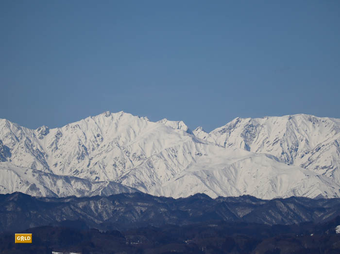 帰らずの剣（中）、唐松岳（左）：茶臼山