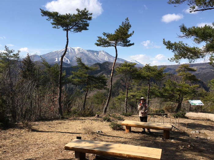 photo：山頂から大きく見える飯縄山・地附山から