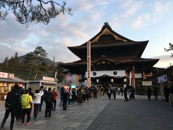 photo：回向柱が立った善光寺・長野市