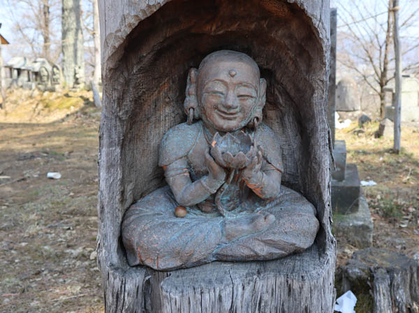 photo：笑顔の木像・千曲市霊諍山