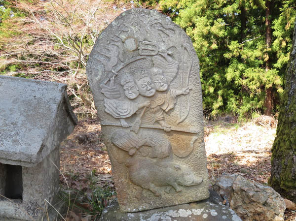 photo：猪に乗る摩利支天像・千曲市霊諍山