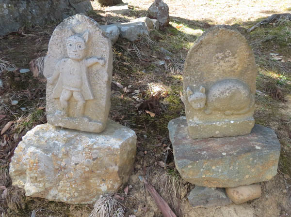 photo：猫の像・千曲市霊諍山