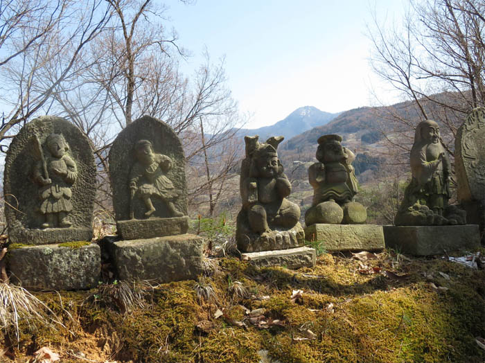 photo：石仏の向こうに冠着山・霊諍山　千曲市大雲寺自然探勝園