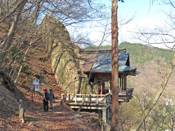 photo：空中に浮いているブランド薬師（薬山）