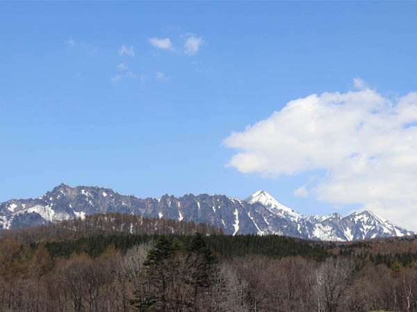 photo：2高妻山が白く聳える（戸隠展望苑から）