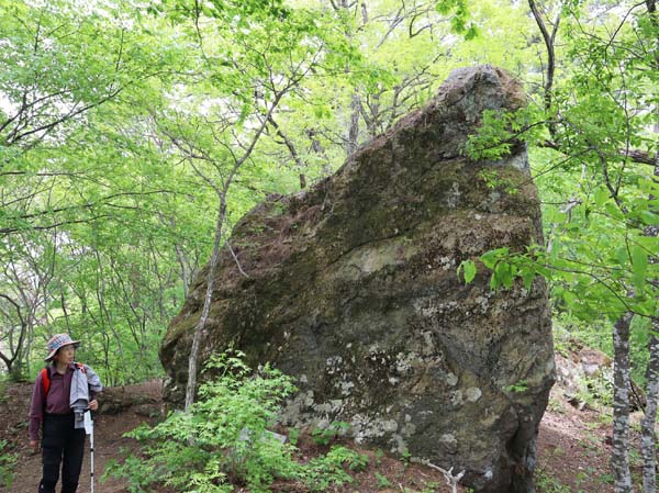 photo：海の底でできた岩・旭山（長野市）
