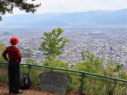 photo：電車も見えると喜ぶ・旭山（長野市）
