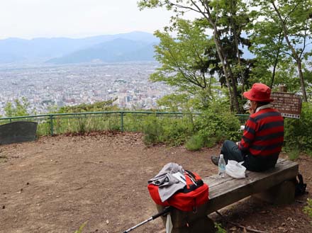 photo：電車を待ちながらおにぎりを食べる・旭山（長野市）