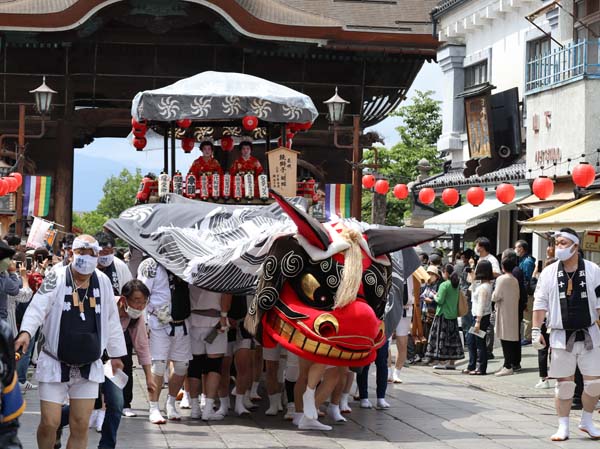 photo：獅子舞と権堂町屋台・善光寺仲見世通り：ながの祇園祭