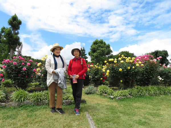 photo：バラの香りの中で友人と：一本木公園